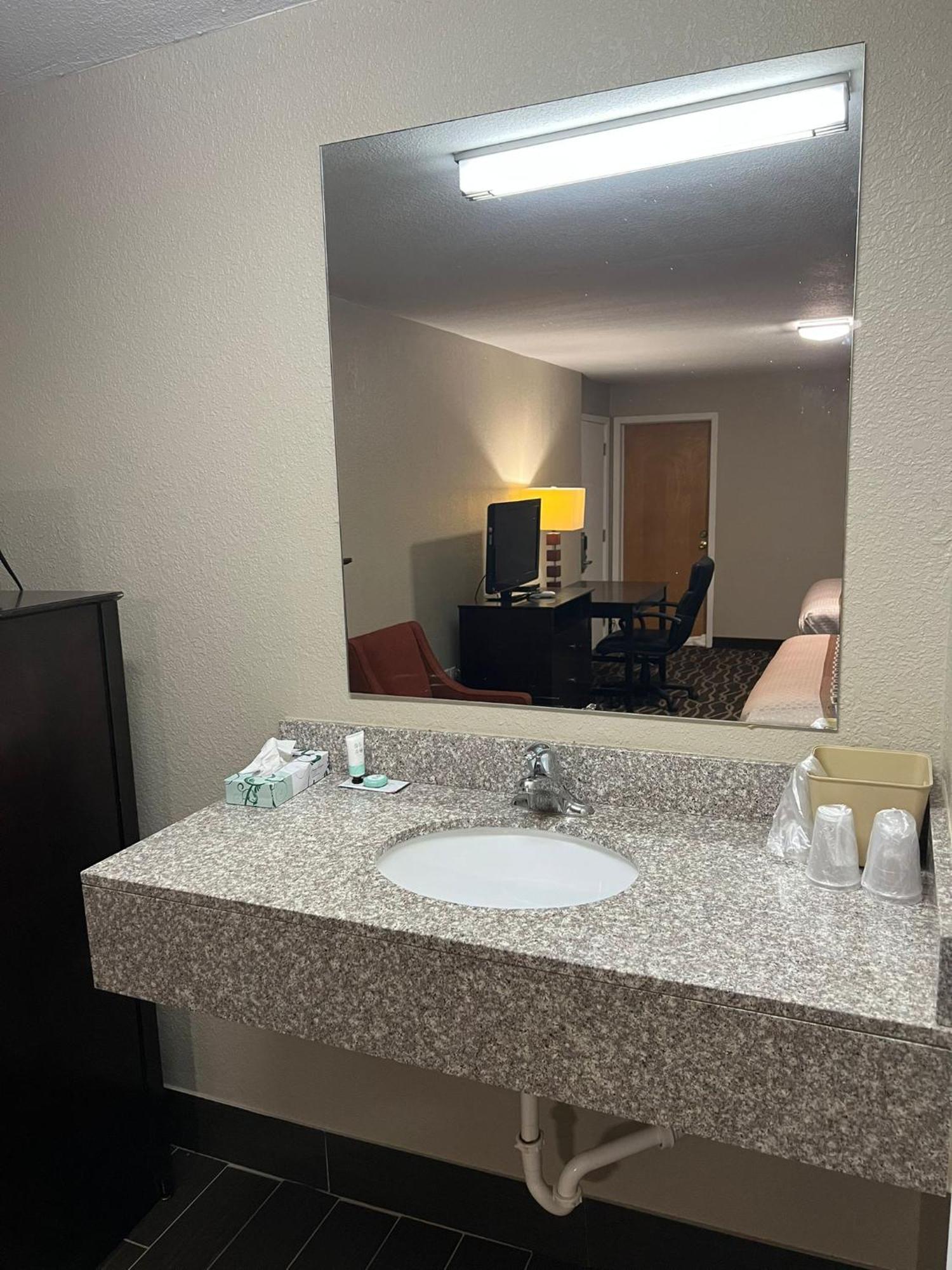 Westbridge Inn And Suites Centerville 외부 사진