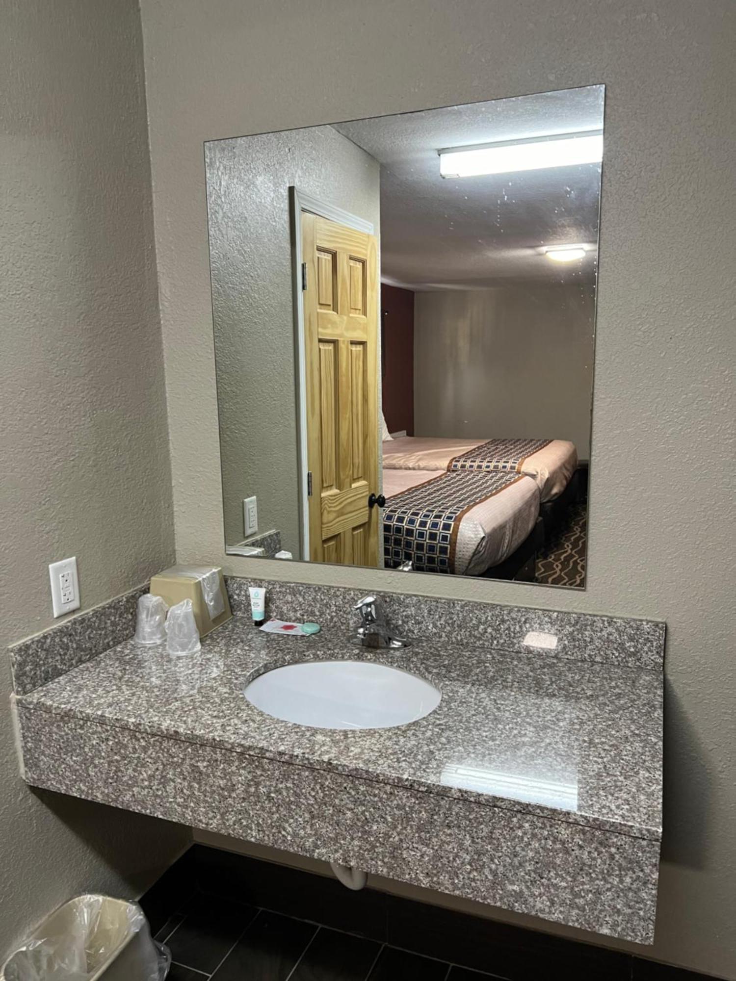 Westbridge Inn And Suites Centerville 외부 사진